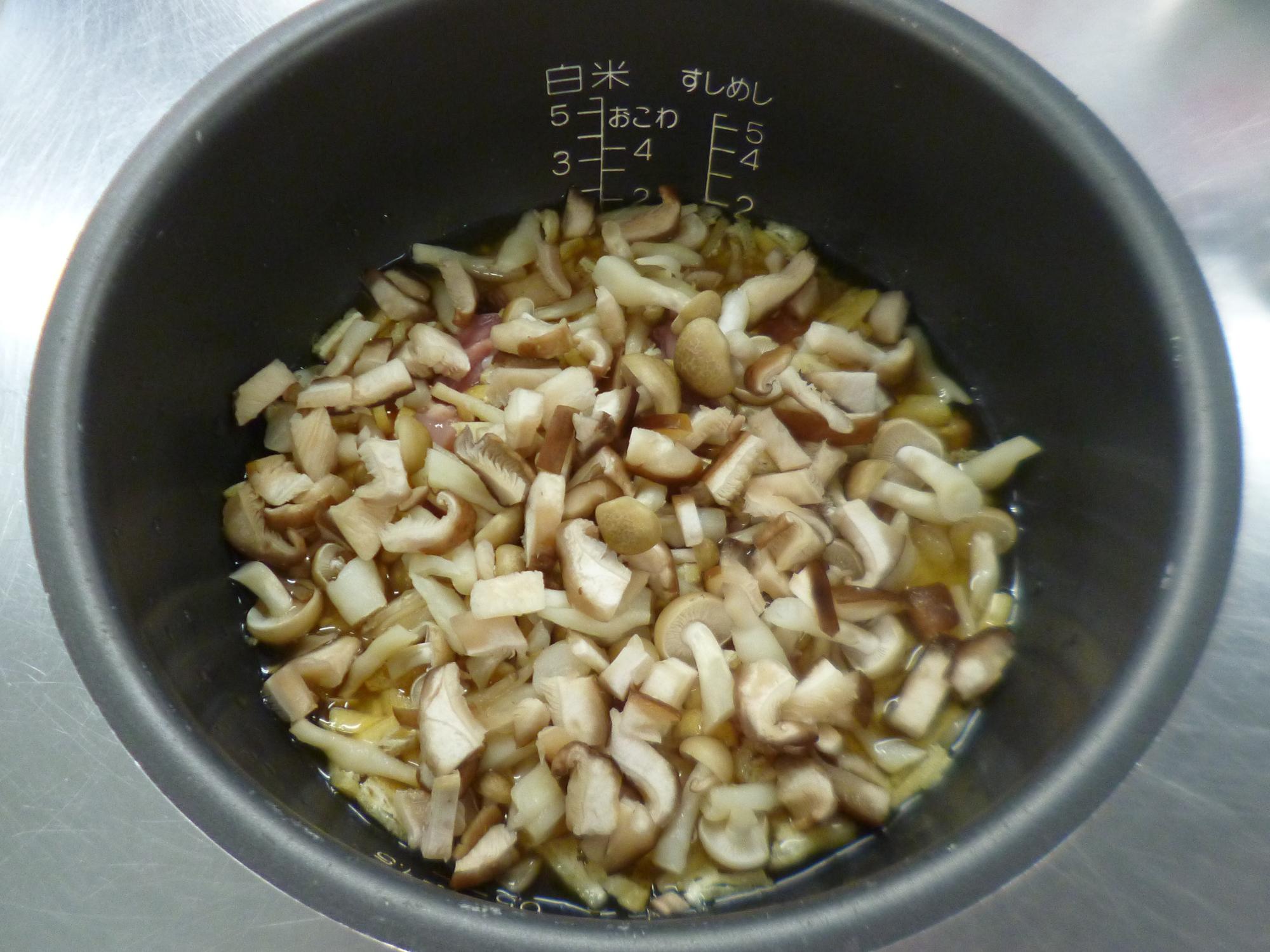 炊飯器に具材をのせてます