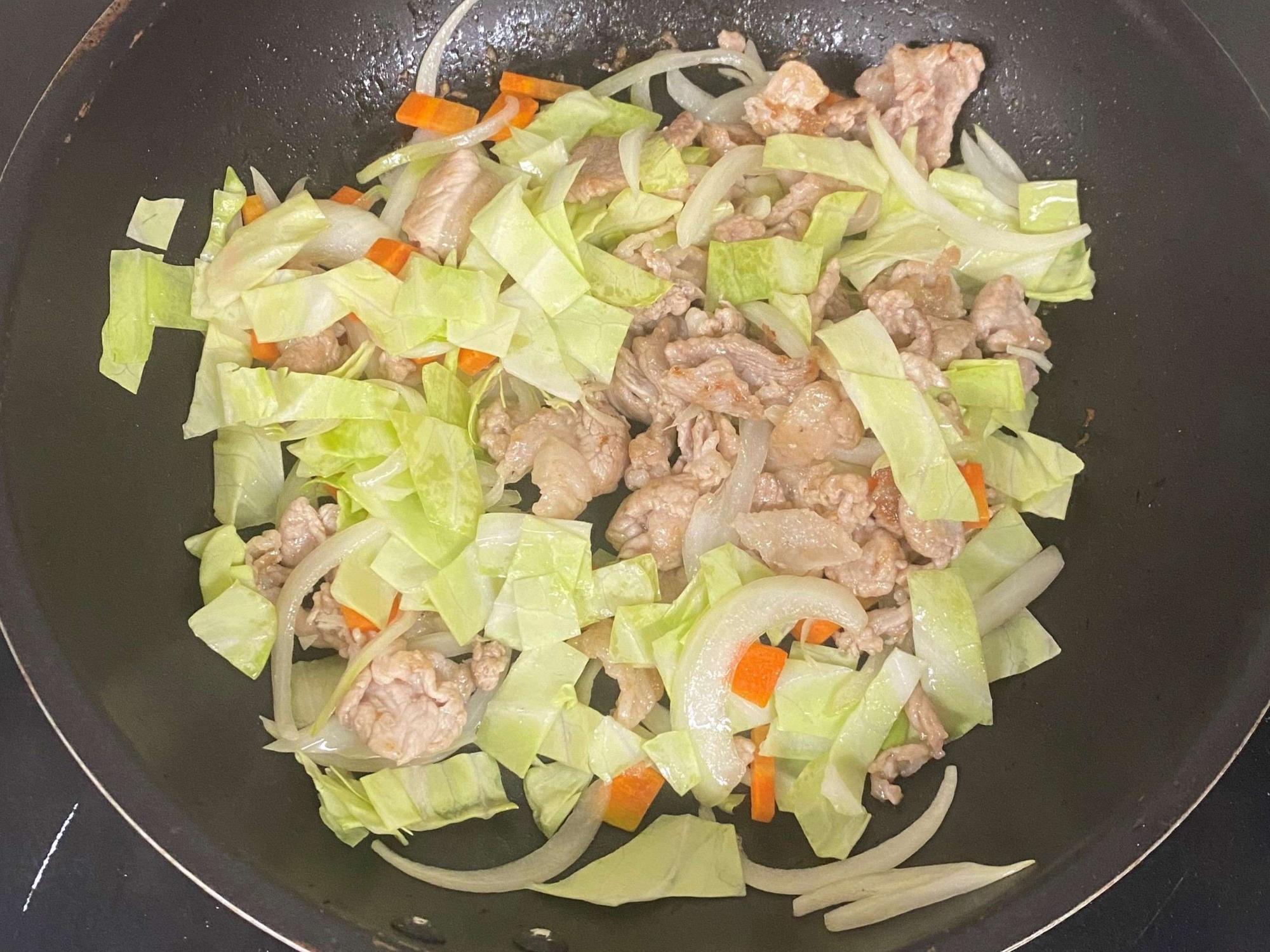 豚肉、野菜を炒める