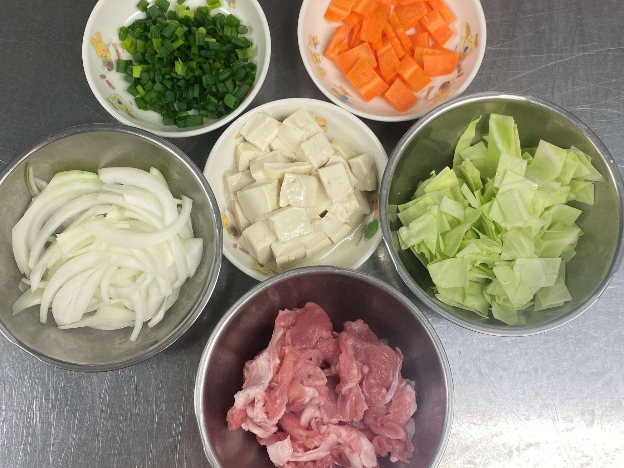 野菜、豚肉を切る